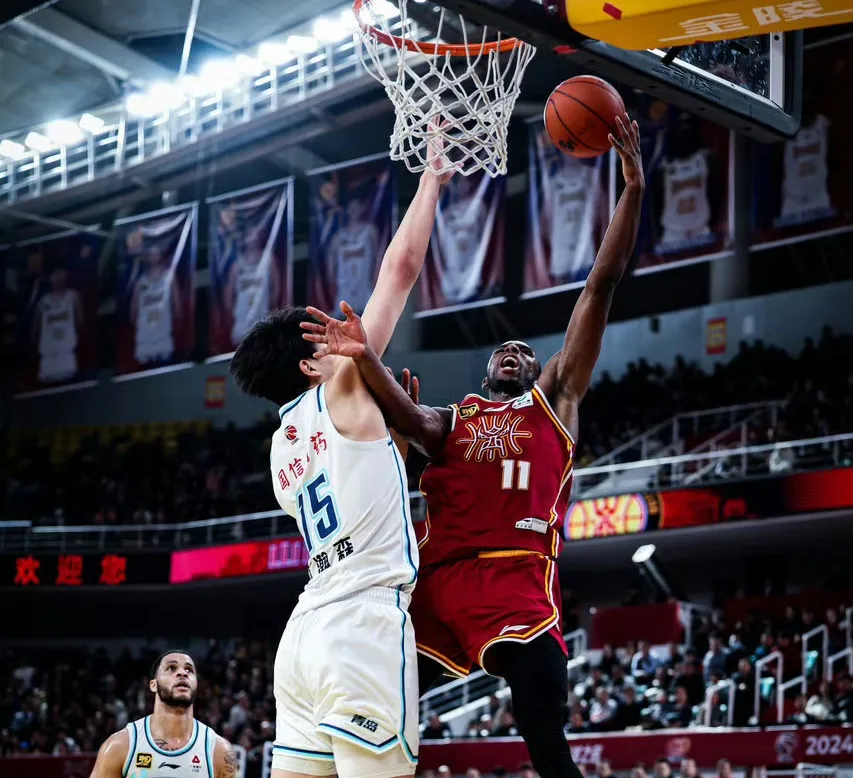 爱游戏在线登录包含欧篮联清晨再迎强敌，纽约尼克斯门线救险，主帅态度：悬念犹存，数据趋势出现新变化的词条